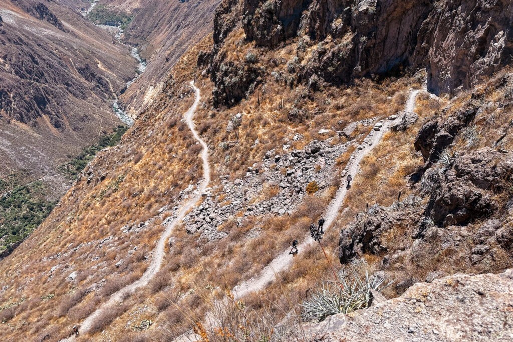 Colca Canyon Guide: People hiking down the steep cliffs of the Colca Canyon
