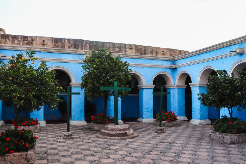 Best things to do in Arequipa: Santa Catalina Monastery blue courtyard