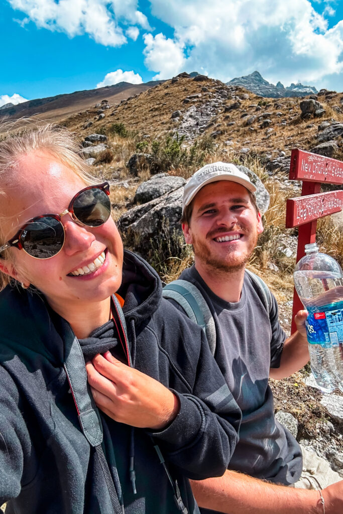 How to avoid altitude sickness in Peru: Drinking water on a hike